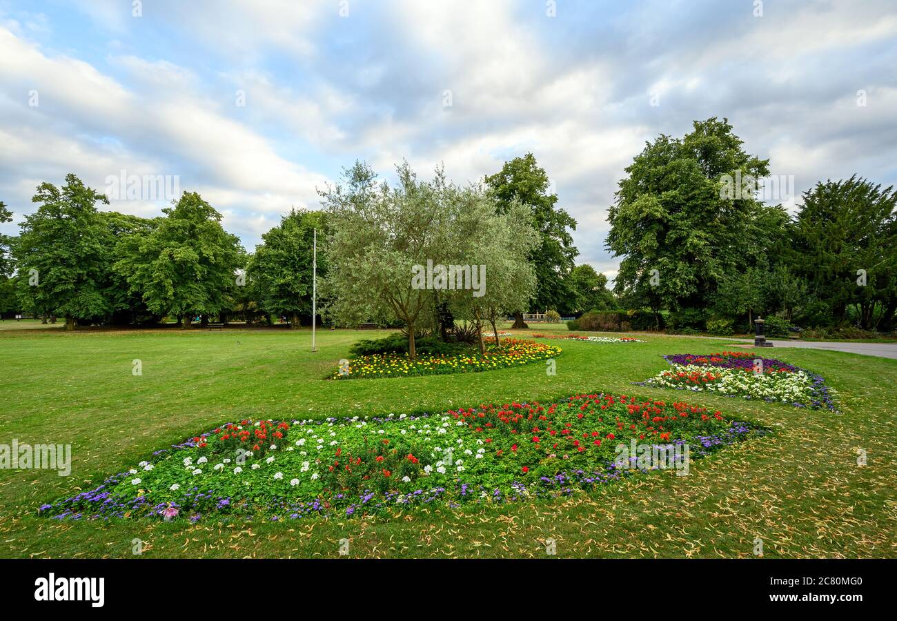 Le terrain de loisirs de Croydon Road à Beckenham (Grand Londres), Kent, Royaume-Uni. Fleurs et arbres. Banque D'Images