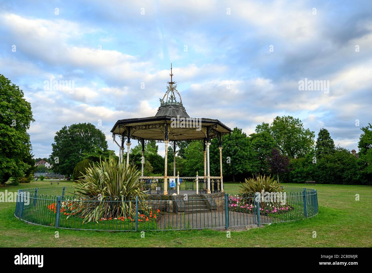 Beckenham (Grand Londres), Kent, Royaume-Uni. Le kiosque à bande Bowie dans le terrain de loisirs de Croydon Road, au centre de Beckenham. David Bowie a joué ici en 1969. Banque D'Images