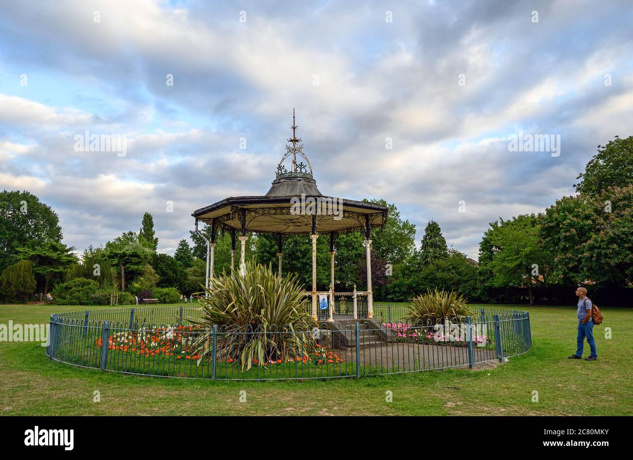 Beckenham (Grand Londres), Kent, Royaume-Uni. Le kiosque à bande Bowie dans le terrain de loisirs de Croydon Road avec un visiteur. David Bowie a joué ici en 1969. Banque D'Images