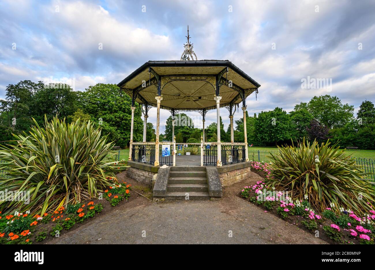 Beckenham (Grand Londres), Kent, Royaume-Uni. Le kiosque à bande Bowie dans le terrain de loisirs de Croydon Road, au centre de Beckenham. David Bowie a joué ici en 1969. Banque D'Images