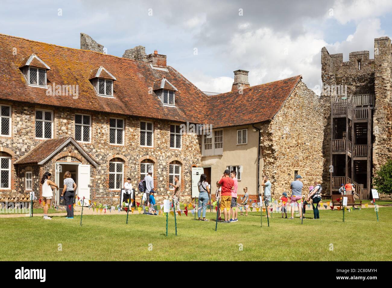 Social distancing UK - les visiteurs font la queue pour la promenade murale, le café et le magasin ; le site English Heritage se trouve au château de Framingham, dans le Suffolk de Framingham Banque D'Images