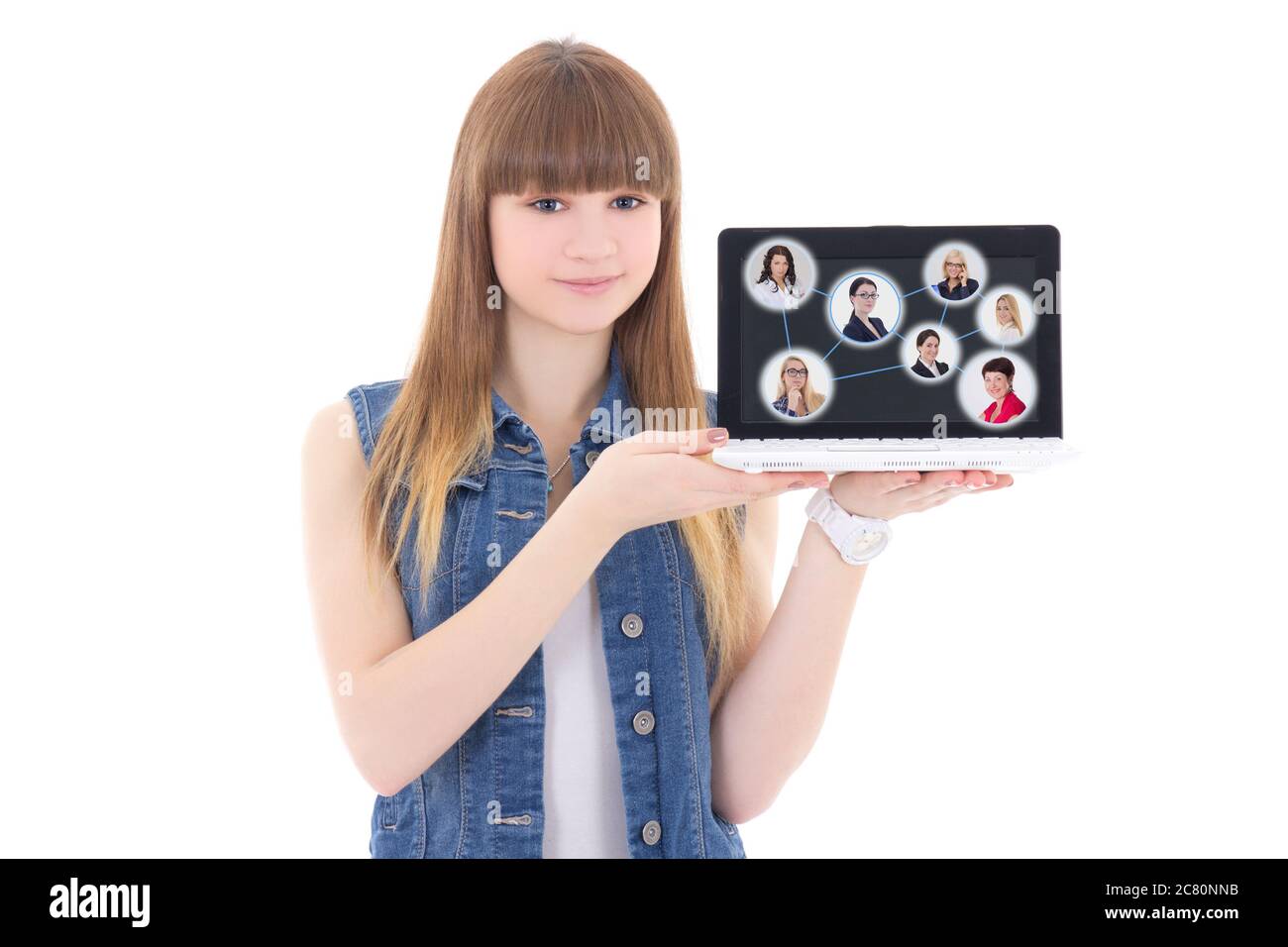 concept de réseau social - adorable adolescente tenant un ordinateur portable avec des portraits de personnes isolés sur fond blanc Banque D'Images