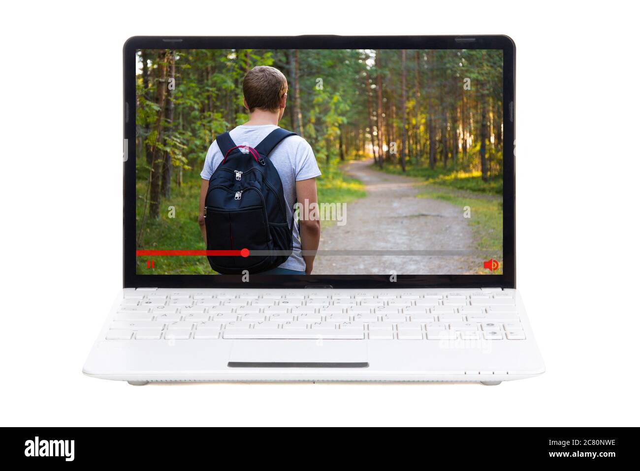 vidéo voyage concept de blog - homme avec sac à dos marche dans la forêt en vidéo sur l'écran d'ordinateur portable Banque D'Images