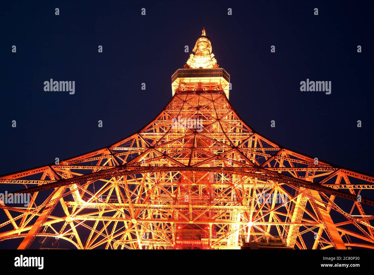 Minato Ward, Tokyo, région de Kanto, Honshu, Japon, Asie - vue de la Tour de Tokyo depuis le bas. Banque D'Images