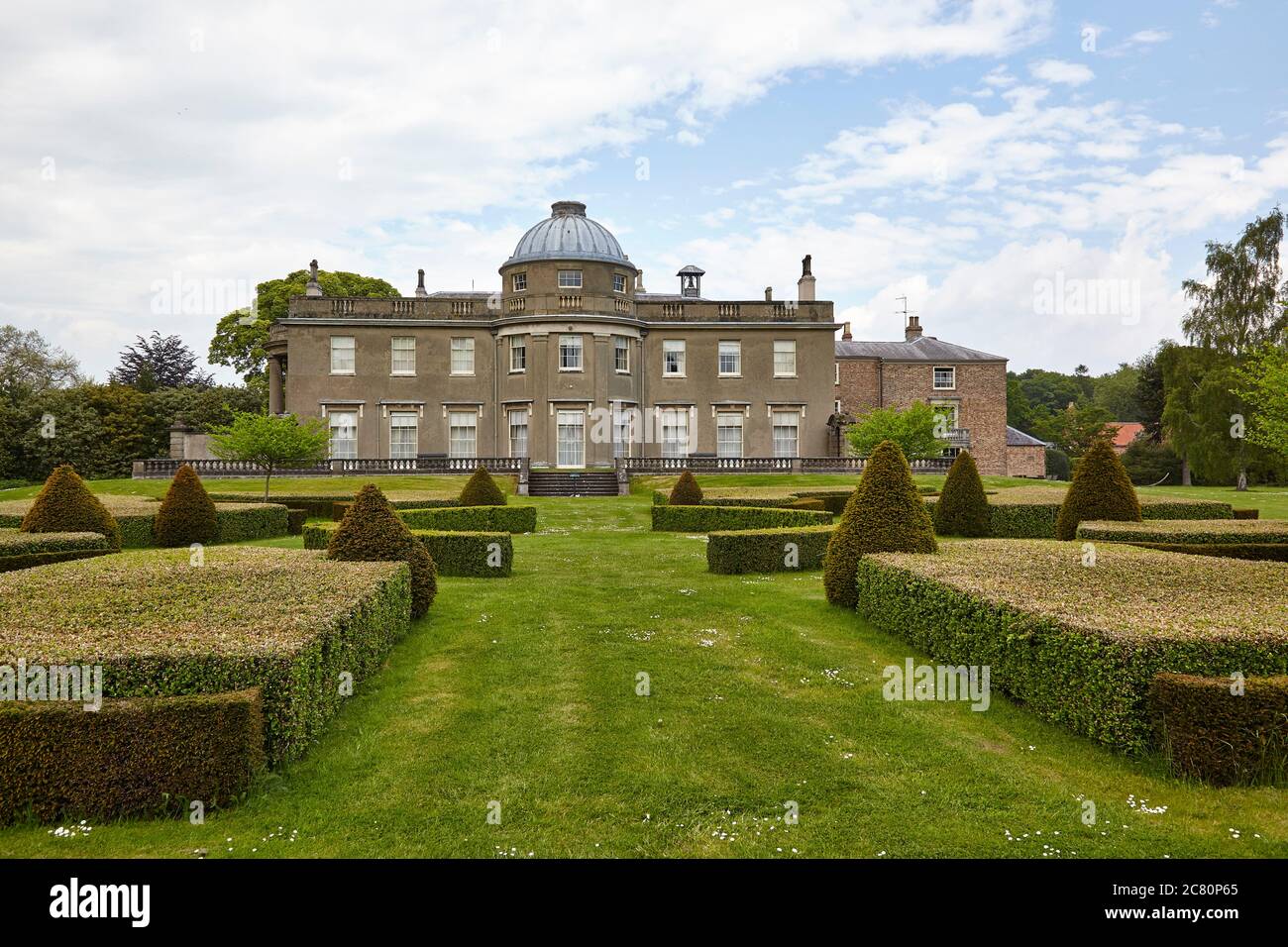 Vue arrière de la maison de campagne regency et du jardin de Scampston Hall près de Malton, dans le North Yorkshire Banque D'Images