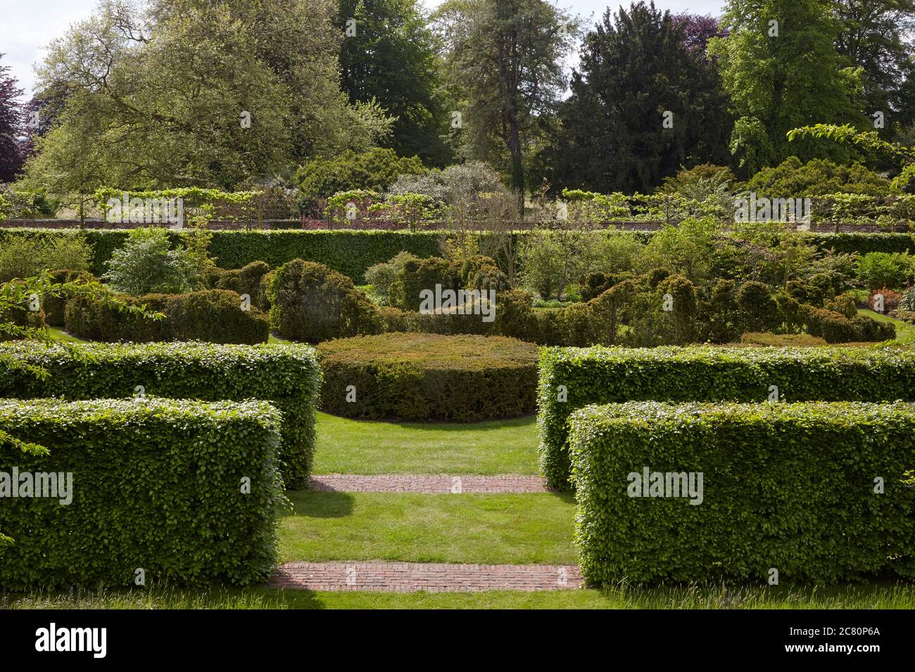 Vue sur le jardin de Serpentine au jardin clos de Scampston Hall Conçu par Piet Oudolf, architecte paysagiste néerlandais Banque D'Images