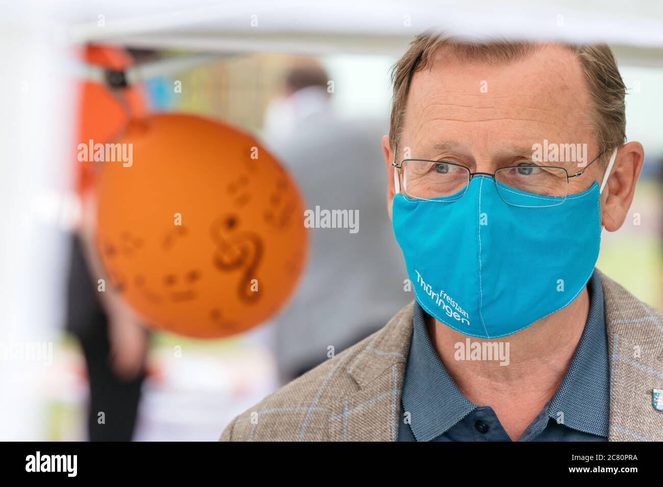 Nottertal Heilinger, Allemagne. 20 juillet 2020. Bodo Ramelow (à gauche), ministre-président de la Thuringe, visite la garderie Henriette Suchsland pour commencer sa visite de la Thuringe avec un masque facial. La devise du voyage est « Terre et gens », et près de 30 destinations seront visitées. Ramelow aimerait avoir une impression de première main de la façon dont les gens font face à la crise de corona. Credit: Michael Reichel/dpa-Zentralbild/dpa/Alay Live News Banque D'Images