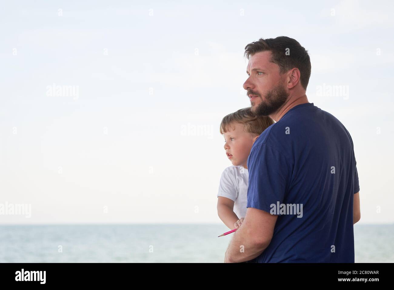 Père fils passer du temps ensemble vacances mer jeune papa enfant petit  garçon marchant plage Pères jour. Famille avec un enfant. Bonne enfance  avec papa Photo Stock - Alamy