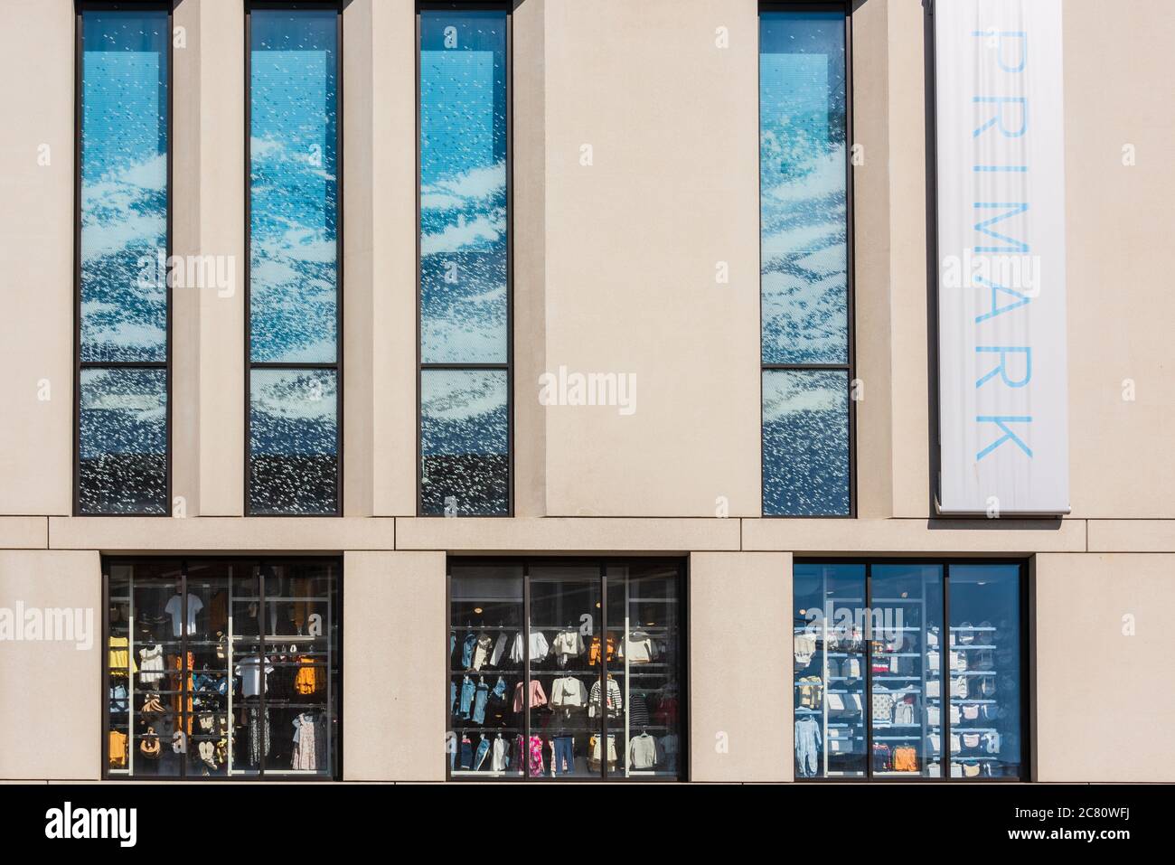 Primark Firmenschild auf einer Hausfassade Banque D'Images