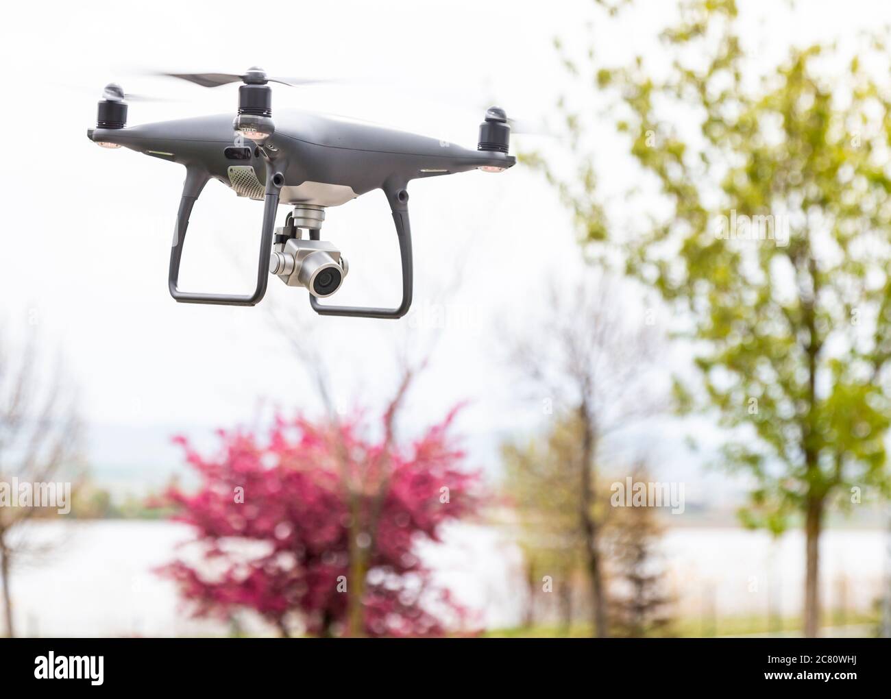 Drone volant avec caméra sur le ciel. Drones utilisant pour la plupart des fins de gamme. L'un d'eux prend des photos ou des vidéos dans le ciel Banque D'Images