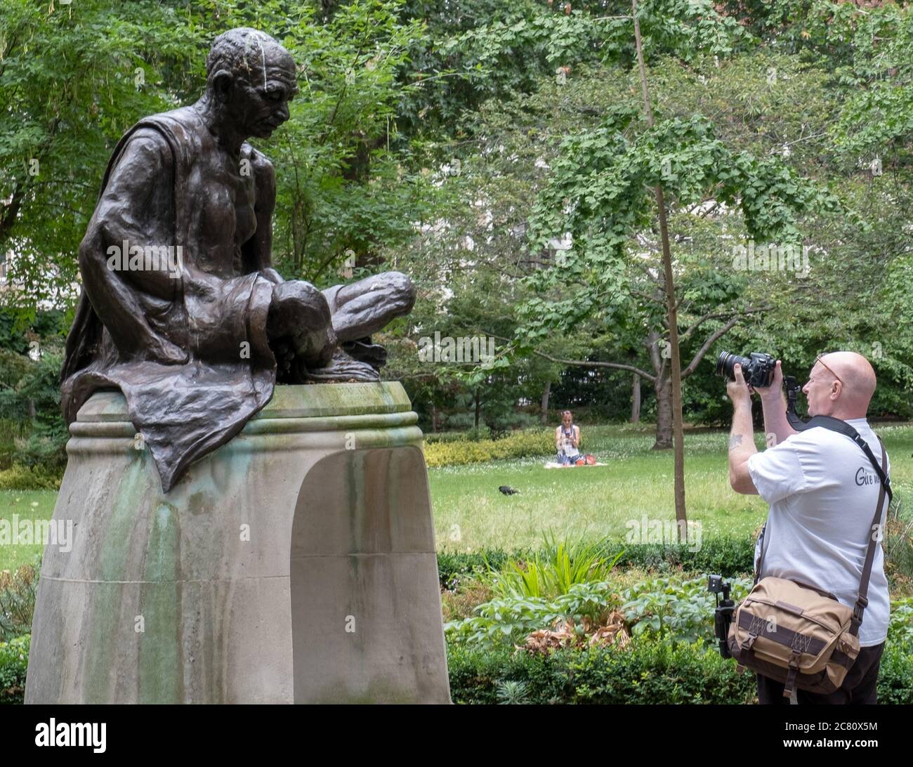 LONDRES, ROYAUME-UNI - 09 juillet 2019 : une statue de Gandhi par Fredda Brilliant à Tavistock Square, Londres étant photographiée par un touriste Banque D'Images