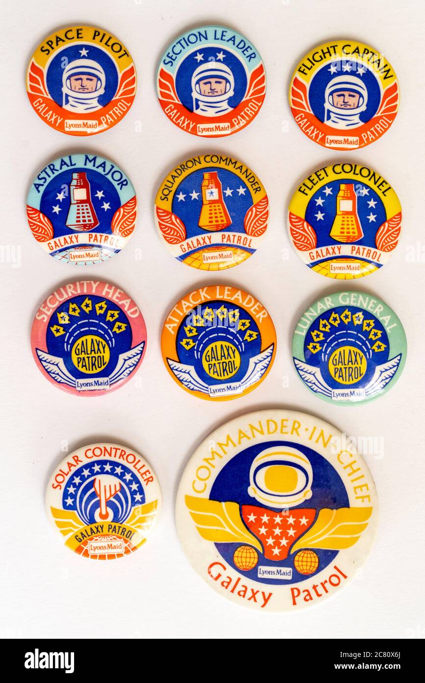Badge jouet vers les années 1960 remis avec des coupons recueillis sur les glaces Lyons Maid. Série Galaxy Patrol, ensemble complet de 11 badges sur fond blanc Banque D'Images