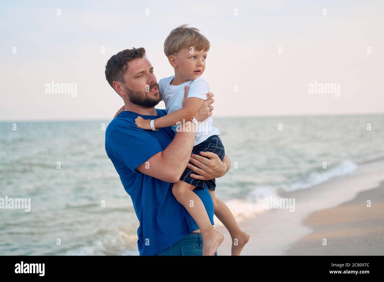 Père fils passer du temps ensemble vacances mer jeune papa enfant petit  garçon marchant plage Pères jour. Famille avec un enfant. Bonne enfance  avec papa. Assis sur les mains rires Photo Stock -