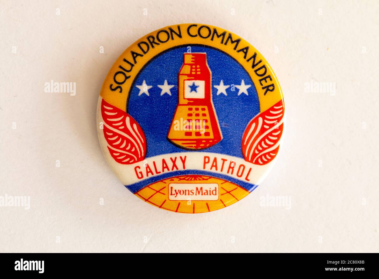 Badge jouet vers les années 1960 remis avec des coupons recueillis sur les glaces Lyons Maid. Série Galaxy Patrol, insigne du commandant de l'escadron sur fond blanc Banque D'Images