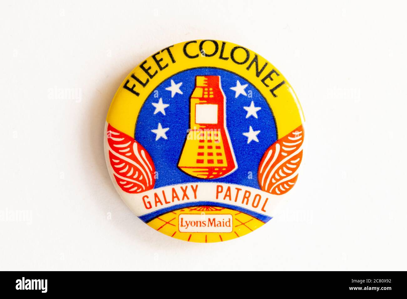 Badge jouet vers les années 1960 remis avec des coupons recueillis sur les glaces Lyons Maid. Série Galaxy Patrol, badge Fleet Colonel sur fond blanc Banque D'Images