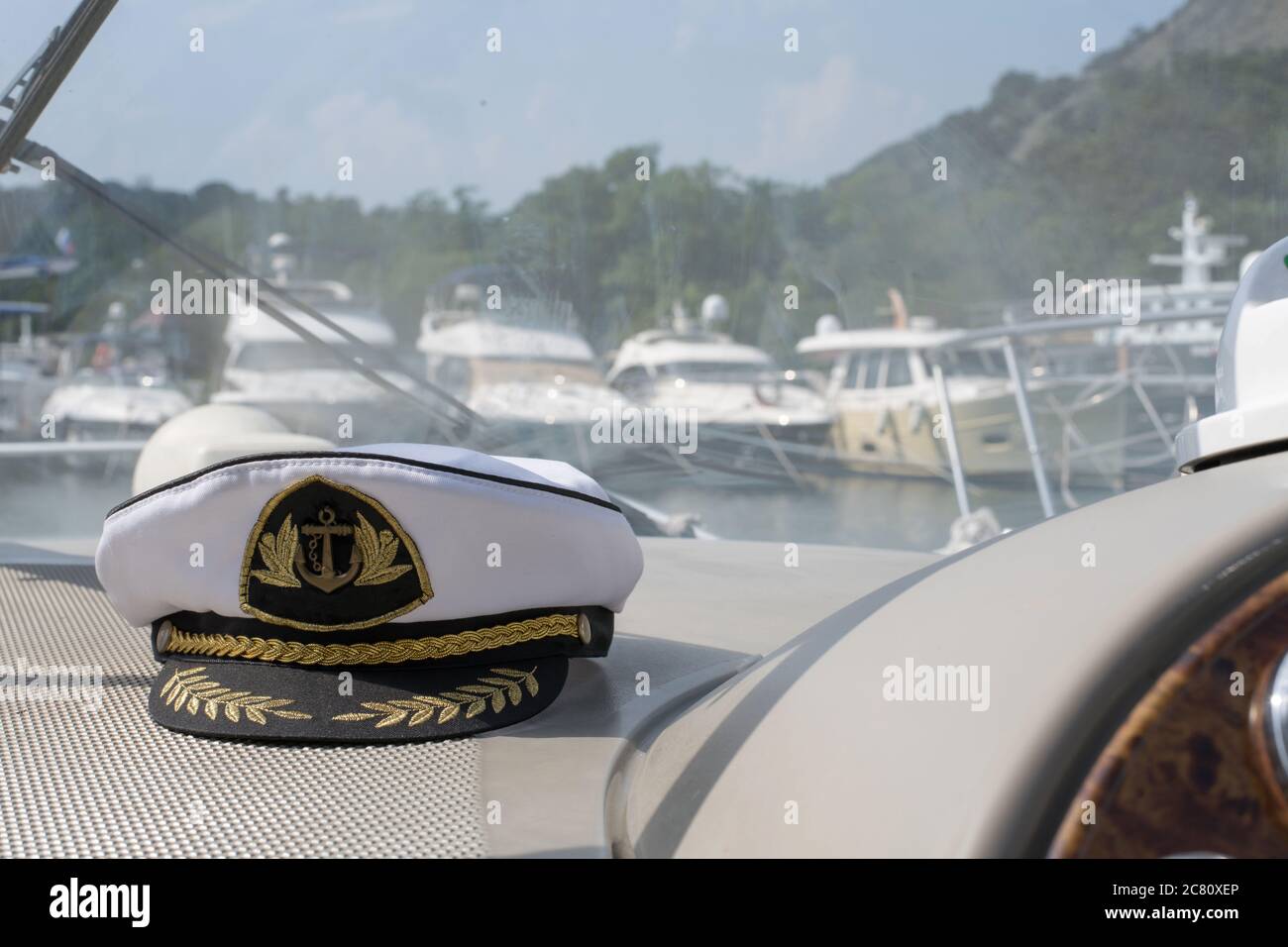 Casquette blanche du capitaine de mer sur le tableau de bord du bateau Banque D'Images