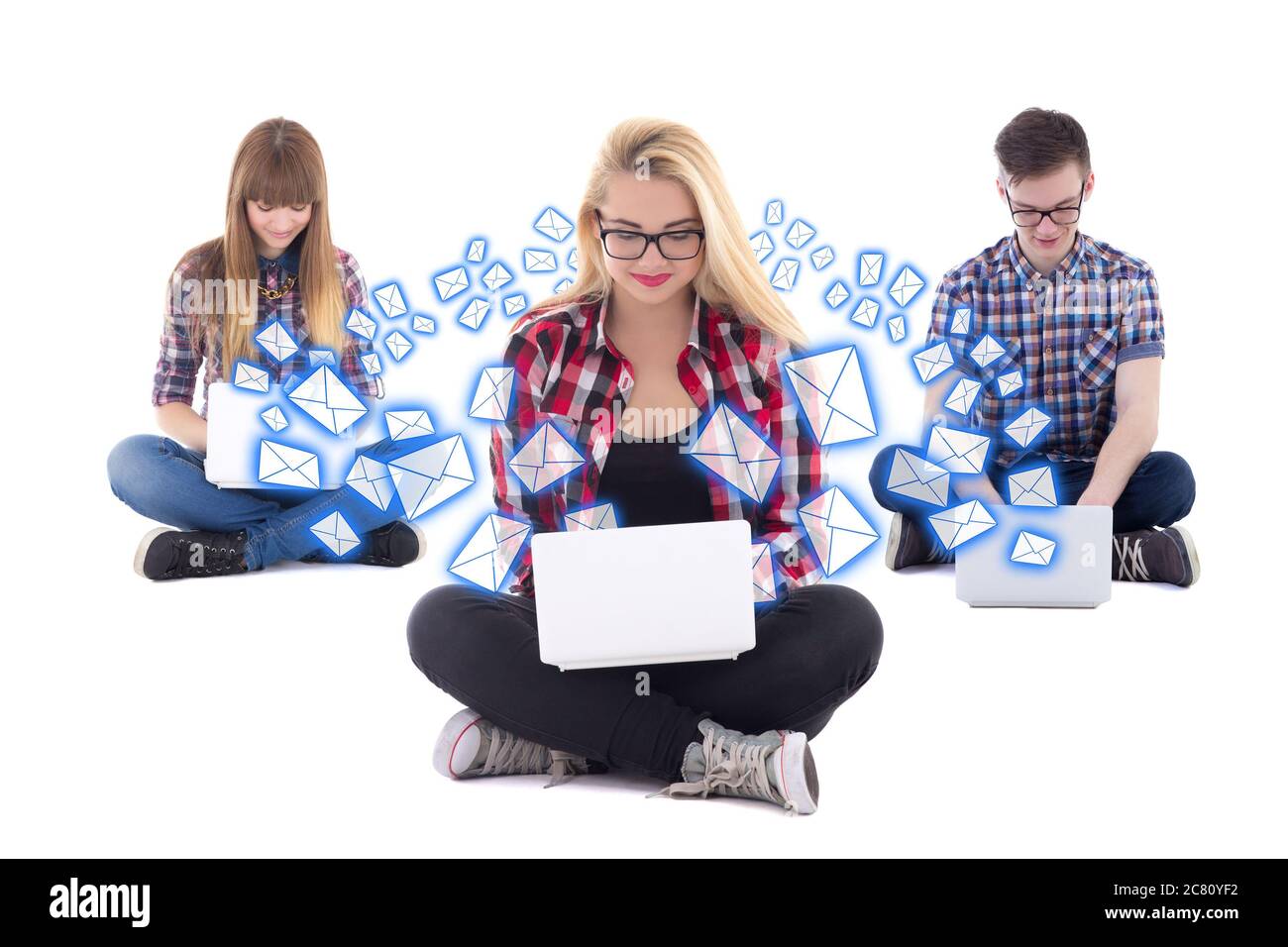 internet chat concept - deux adolescentes et un garçon assis avec des ordinateurs portables isolés sur fond blanc Banque D'Images