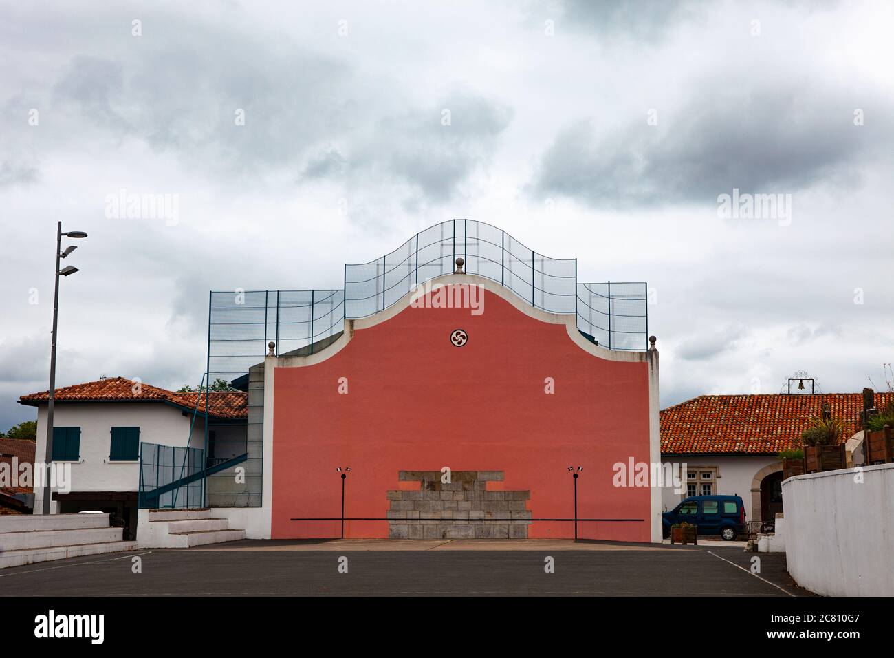 Pelote fronton - terrain de jeu de la sorte basque de Pelote, Arcangues, Pyrénées-Atlantiques, France Banque D'Images