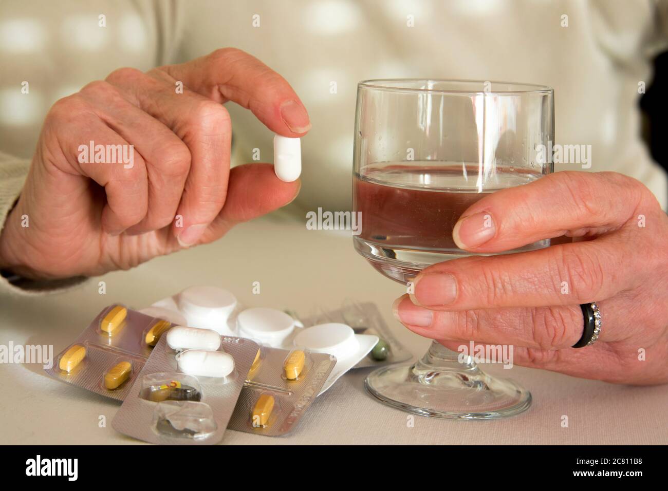 Femme tenant une pilule de médicament Banque D'Images