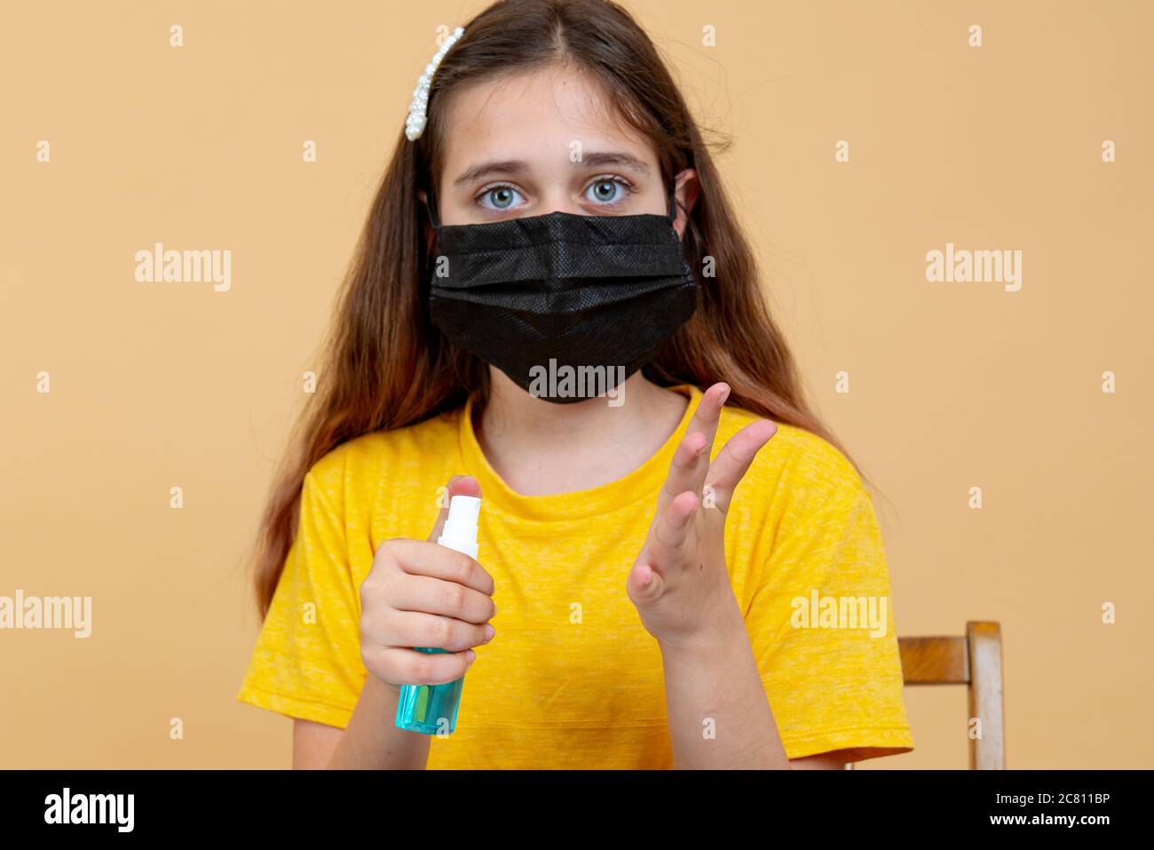 COVID-19 Fermer les mains des femmes en utilisant un distributeur de gel désinfectant pour les mains de lavage, contre le nouveau coronavirus (2019-nCoV) à la maison Banque D'Images