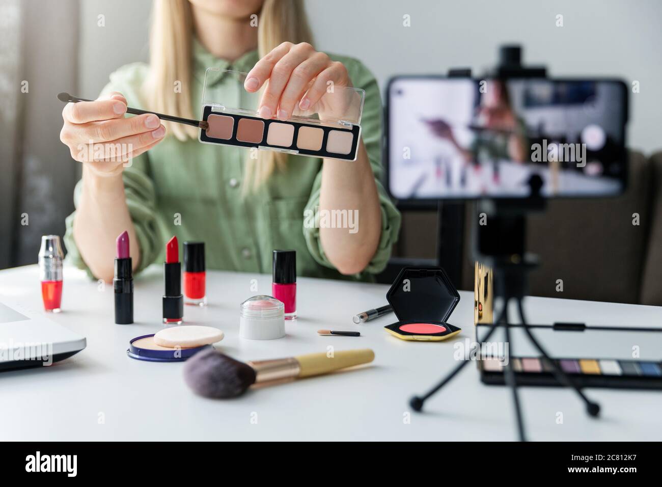 maquillage beauté mode blogueur influenceur enregistrement vidéo présentant des cosmétiques sur les médias sociaux à la maison Banque D'Images