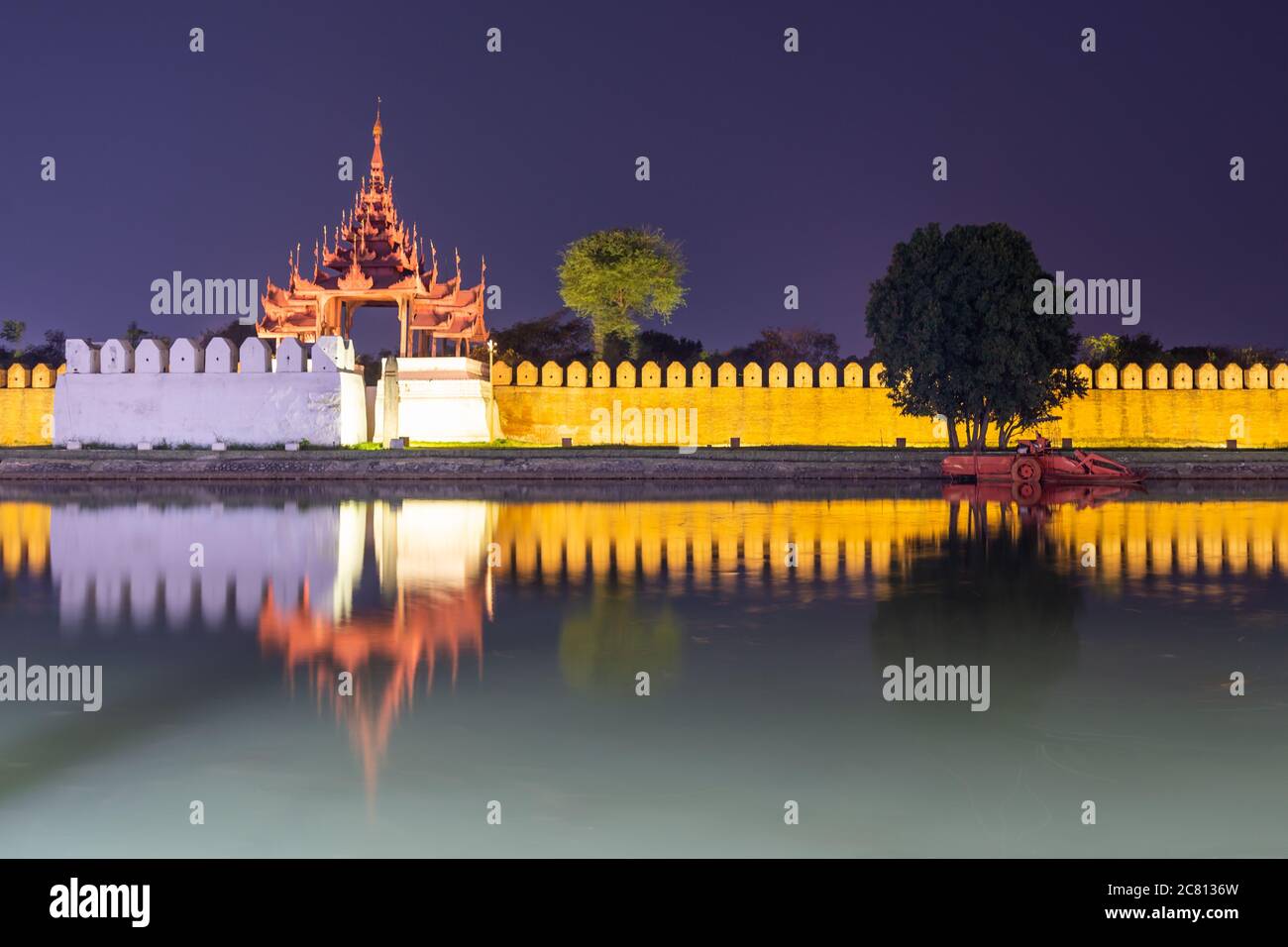Palais royal illuminé la nuit à Mandalay, Birmanie Banque D'Images