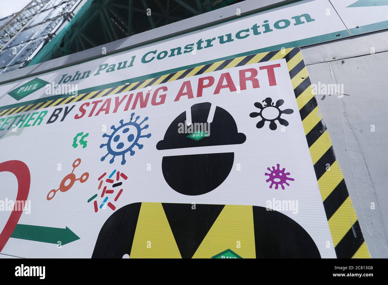 Un signe de distanciation sociale au chantier de construction de John Paul sur la rue Dublins Townsend qui a dû fermer temporairement après un certain nombre de membres du personnel ont été testés positifs pour Covid-19. Banque D'Images