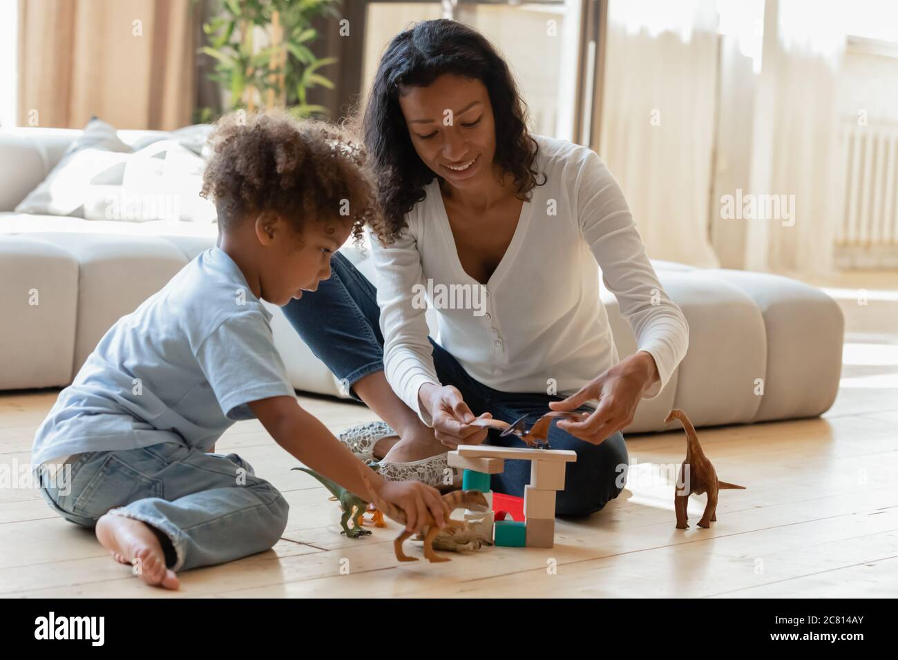 Une maman biraciale jouée à la maison avec un petit fils Banque D'Images