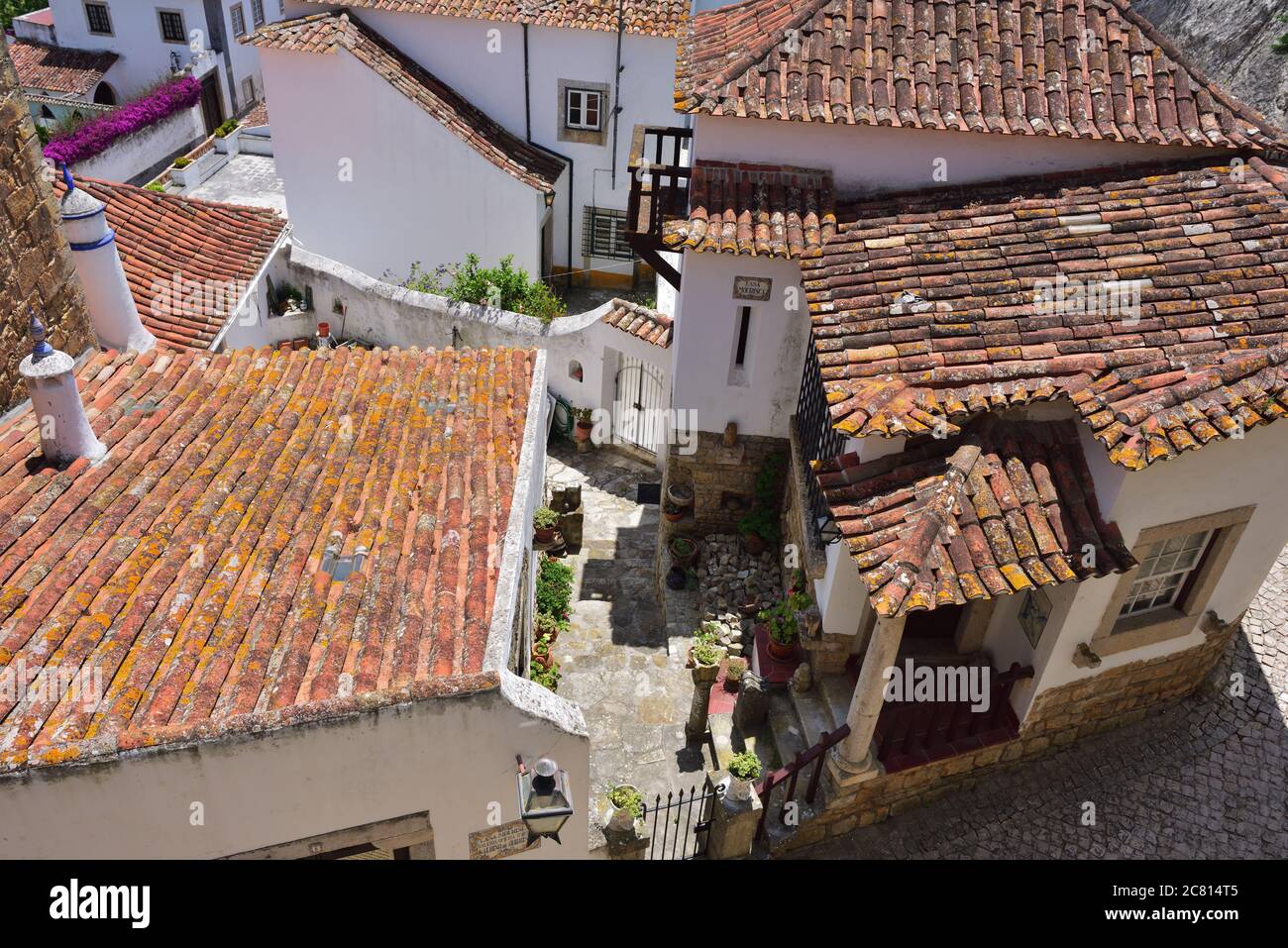Obidos, Portugal - 1er juin 2017 : vue d'en haut sur une charmante rue médiévale de la vieille ville d'Obidos au Portugal. Obidos est un lieu de séjour touristique populaire Banque D'Images
