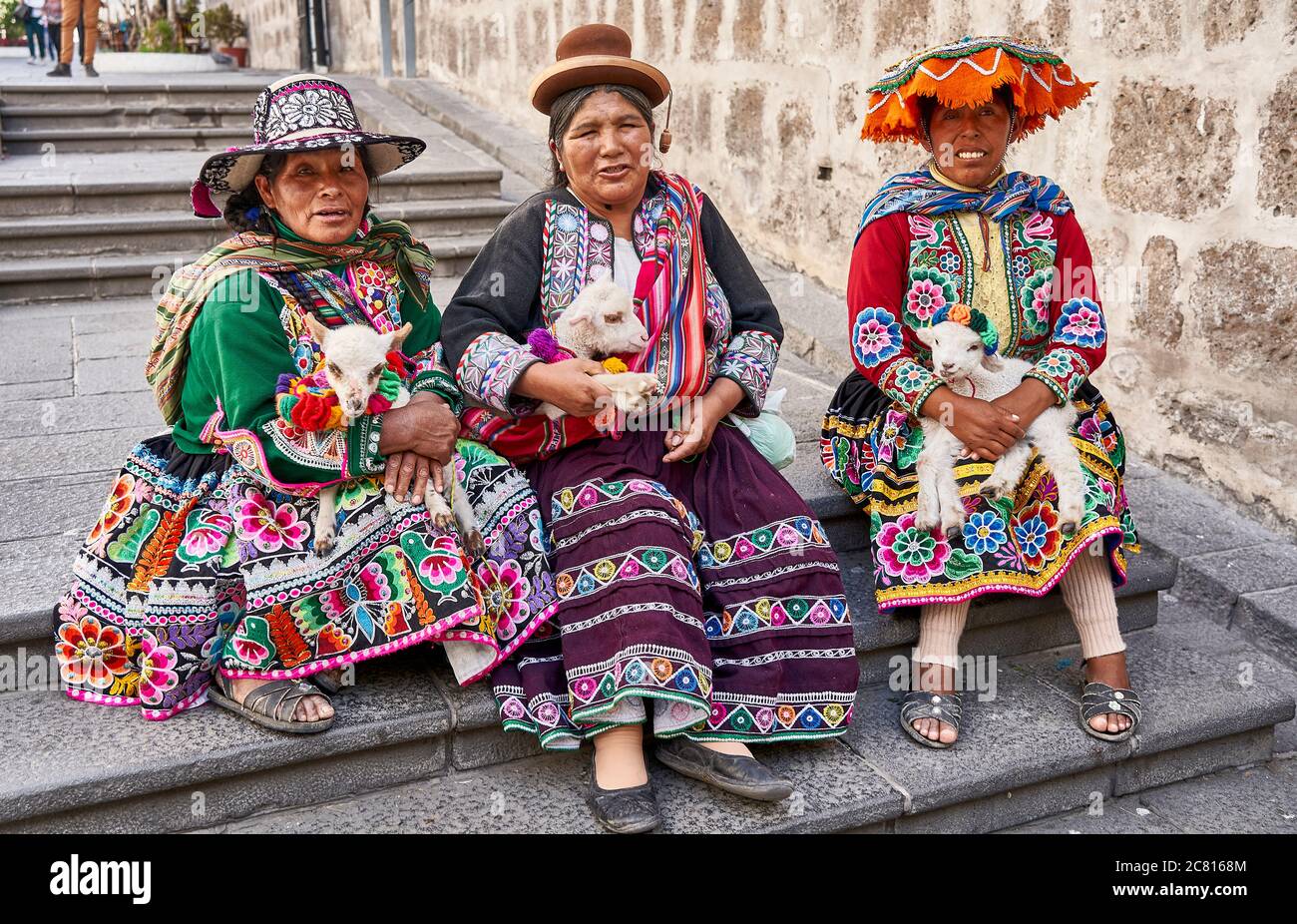Inca dames posant pour des photos touristiques à Arequipa Banque D'Images