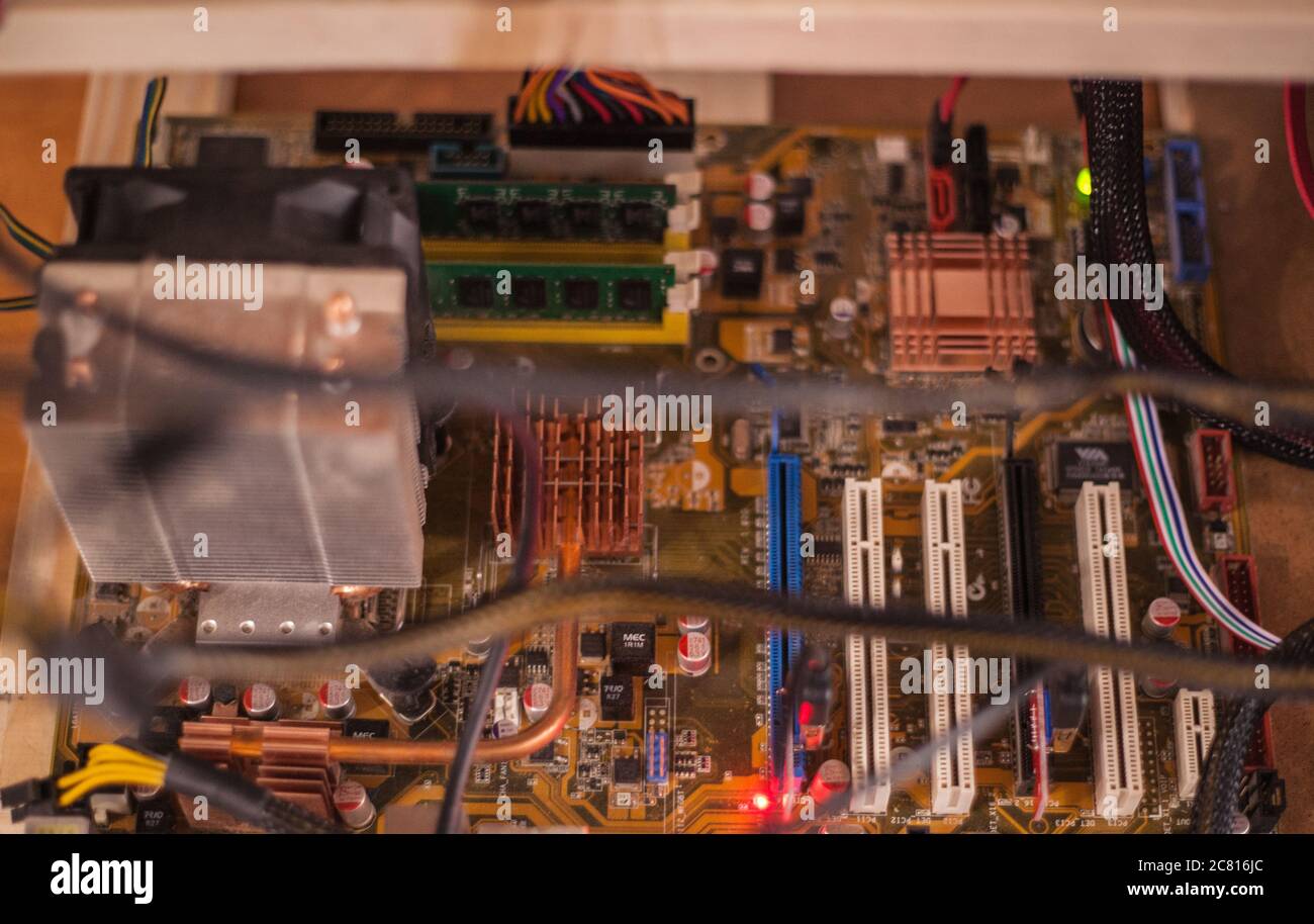 Cartes vidéo avec sur des étagères reliées à une ferme pour obtenir de l'argent électronique. Banque D'Images