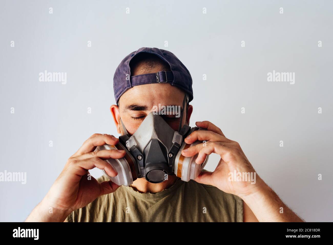 Portrait d'un aérographe mettant sur son masque de protection Photo Stock -  Alamy