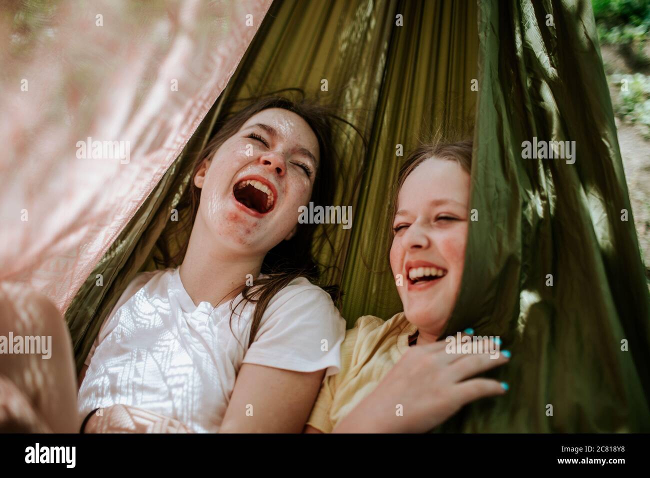 Les jeunes filles rient et sourient à l'extérieur Banque D'Images