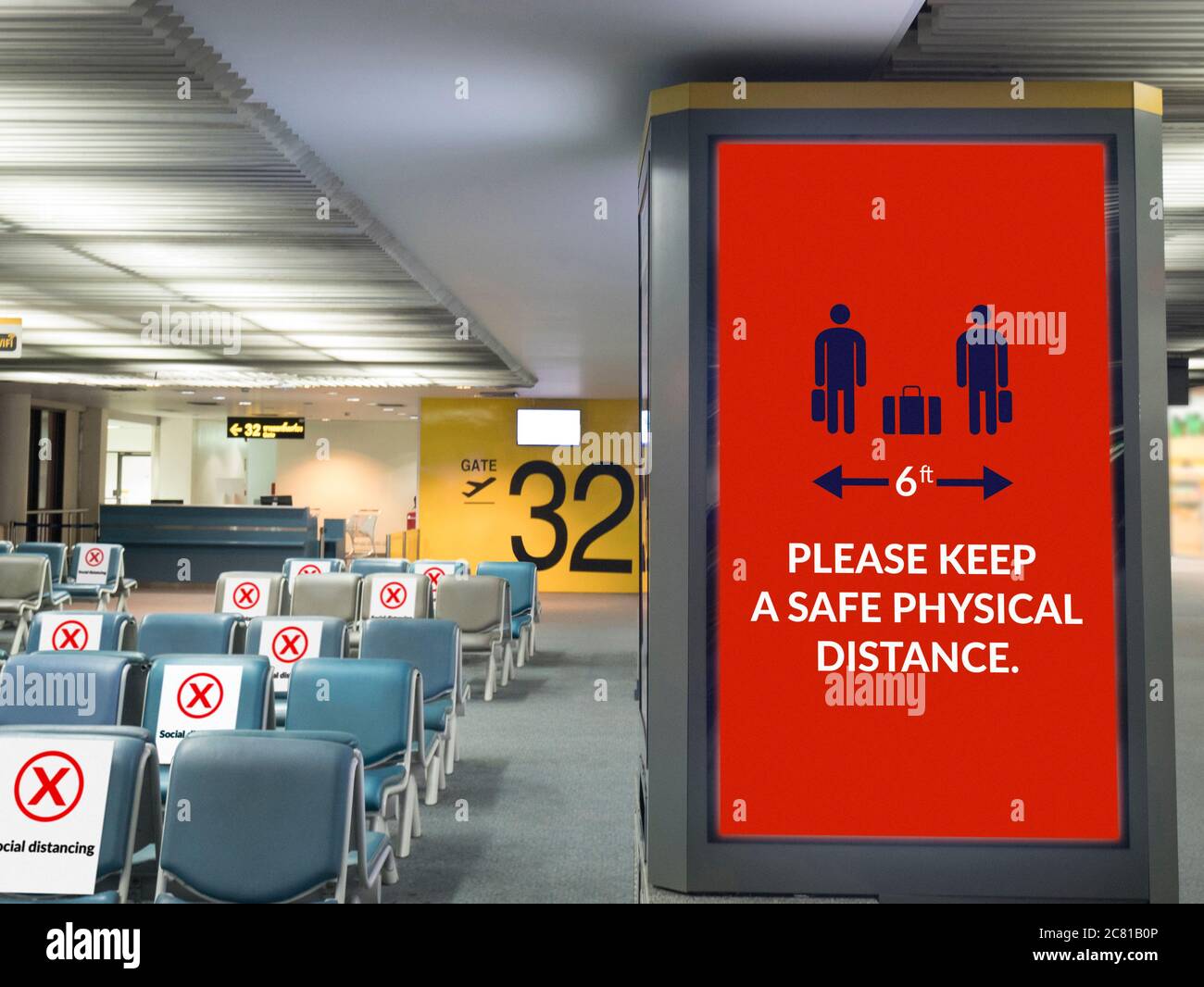 panneau indiquant les distances entre les personnes autour de la porte d'embarquement du terminal de l'aéroport, panneau indiquant le voyageur averti lors d'un voyage sur une épidémie de corona Banque D'Images