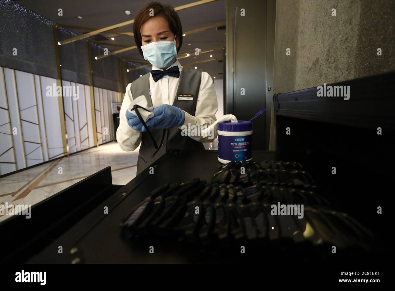 Shanghai, Chine. 19 juillet 2020. Les travailleurs stérilisent la salle de vidéo pour la réouverture du cinéma à Shanghai, Chine, le 19 juillet 2020.(photo de TPG/cnspotos) (photo de Top photo/Sipa USA) crédit: SIPA USA/Alamy Live News Banque D'Images