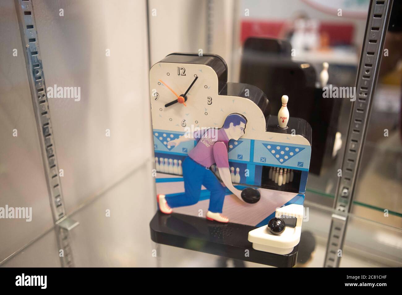Austin, TX USA 17 juillet 2020: Une horloge sur le thème du bowling en vente à la boutique de cadeaux de Dart Bowl, souvenirs à vendre comme l'entreprise, ouvert pendant 64 ans dans le centre d'Austin, ferme en raison des difficultés économiques et de la pandémie de COVID-19. Crédit : Bob Daemmrich/Alay Live News Banque D'Images