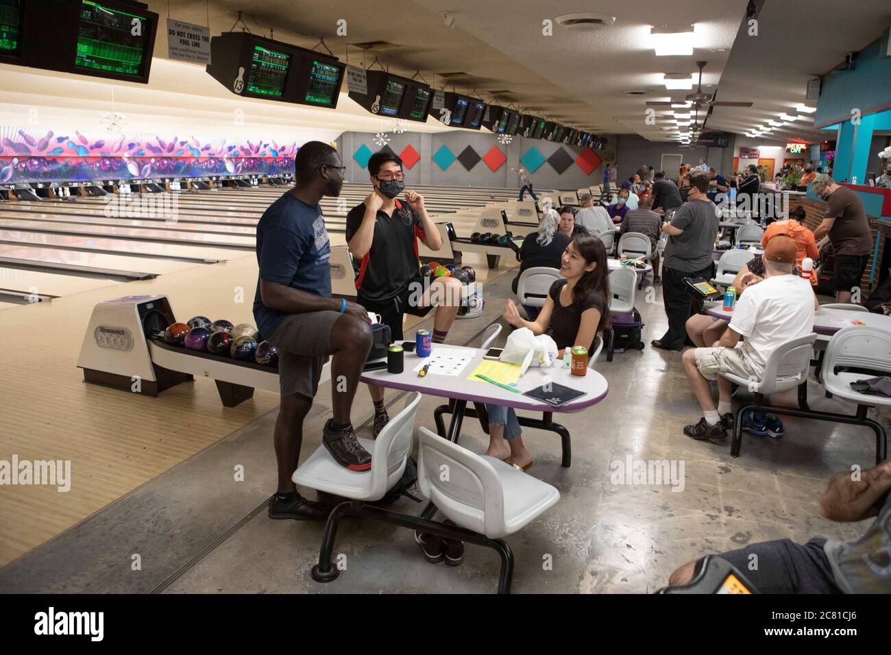 Austin, TX USA 17 juillet 2020: Les clients profitent de la dernière soirée de bowling au Dart Bowl comme l'entreprise locale, ouverte pendant 64 ans, ferme en raison de luttes économiques et de la pandémie de COVID-19. Crédit : Bob Daemmrich/Alay Live News Banque D'Images