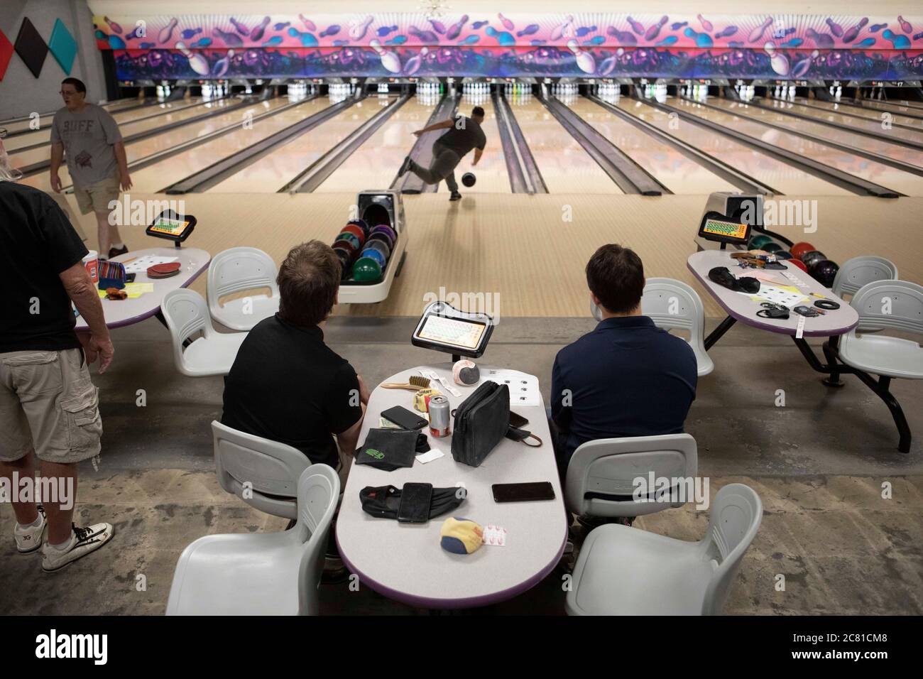 Austin, TX USA 17 juillet 2020: Les clients apprécient la dernière soirée de bowling au Dart Bowl alors que l'entreprise de 64 ans dans le centre d'Austin ferme en raison de luttes économiques et de la pandémie de COVID-19. Crédit : Bob Daemmrich/Alay Live News Banque D'Images