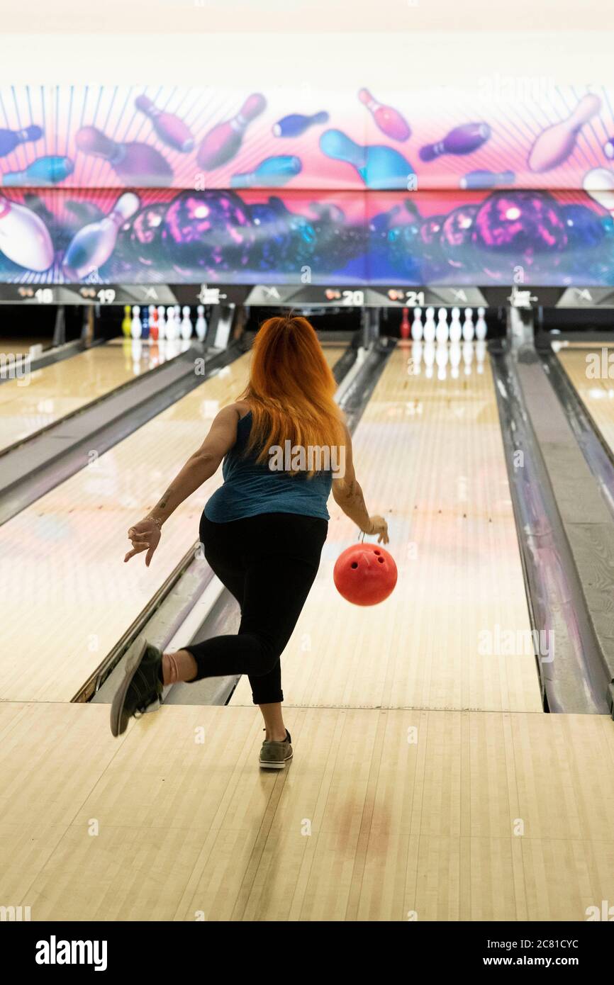 Austin, TX USA 17 juillet 2020: Les clients apprécient la dernière soirée de bowling au Dart Bowl alors que l'entreprise de 64 ans dans le centre d'Austin ferme en raison de luttes économiques et de la pandémie de COVID-19. Crédit : Bob Daemmrich/Alay Live News Banque D'Images