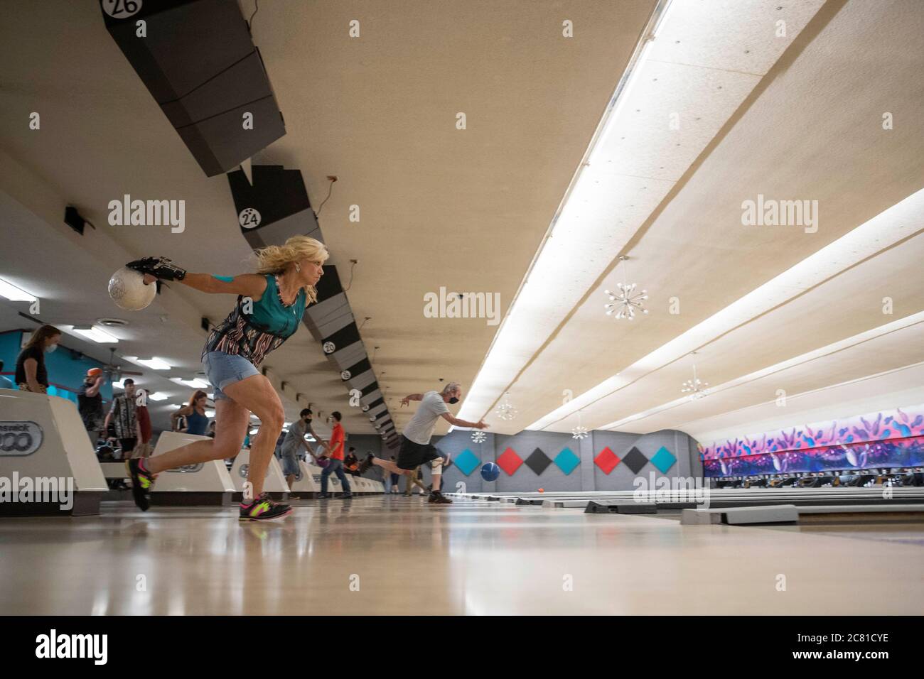 Austin, TX USA 17 juillet 2020: Le patron Sherry Williamson Bowls lors de la dernière soirée de bowling à Dart Bowl que l'entreprise locale, ouvert pendant 64 ans, fermé en raison des luttes économiques et de la pandémie de COVID-19. Crédit : Bob Daemmrich/Alay Live News Banque D'Images