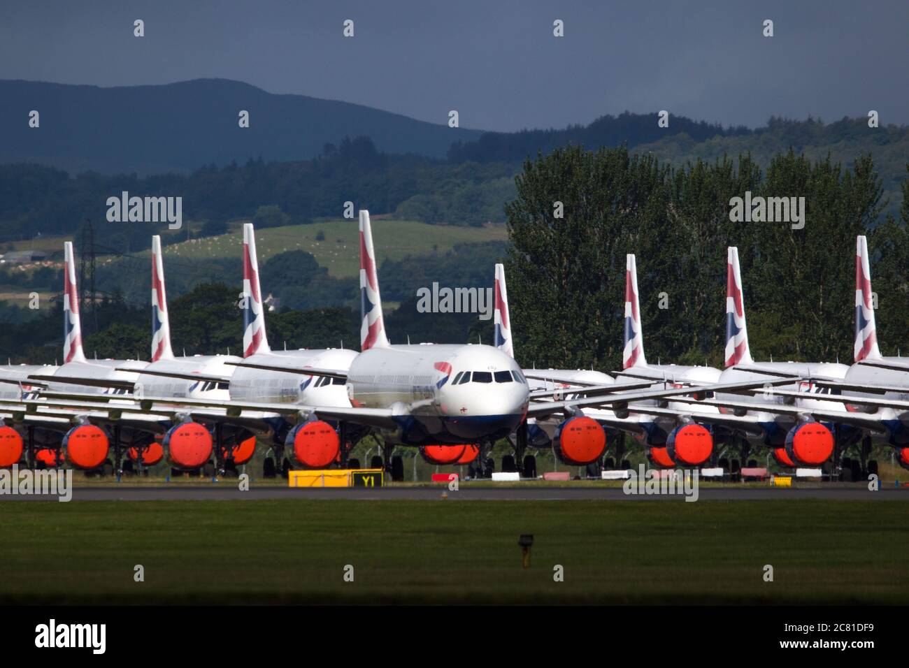 Glasgow, Écosse, Royaume-Uni. 20 juillet 2020 en photo : jets BA mis à la terre à l'aéroport de Glasgow. Depuis mars, tous les vols à l'entrée et à la sortie du Royaume-Uni ont été mis au point par terre. Le Royaume-Uni a été mis en quarantaine suite à une forte augmentation des cas de coronavirus en Europe. Le 6 juillet, de nombreux vols ont repris, bien que le Bureau du Commonwealth étranger ne recommande de voyager que lorsque cela était absolument nécessaire. Selon les nouvelles conditions actuellement rédigées entre la British Airline Pilots Association (BALPA) et British Airways, les capitaines et les premiers officiers placés dans la piscine resteront à moitié payés jusqu'à ce qu'ils soient nécessaires. Crédit : Colin Fisher/Alay Live News Banque D'Images