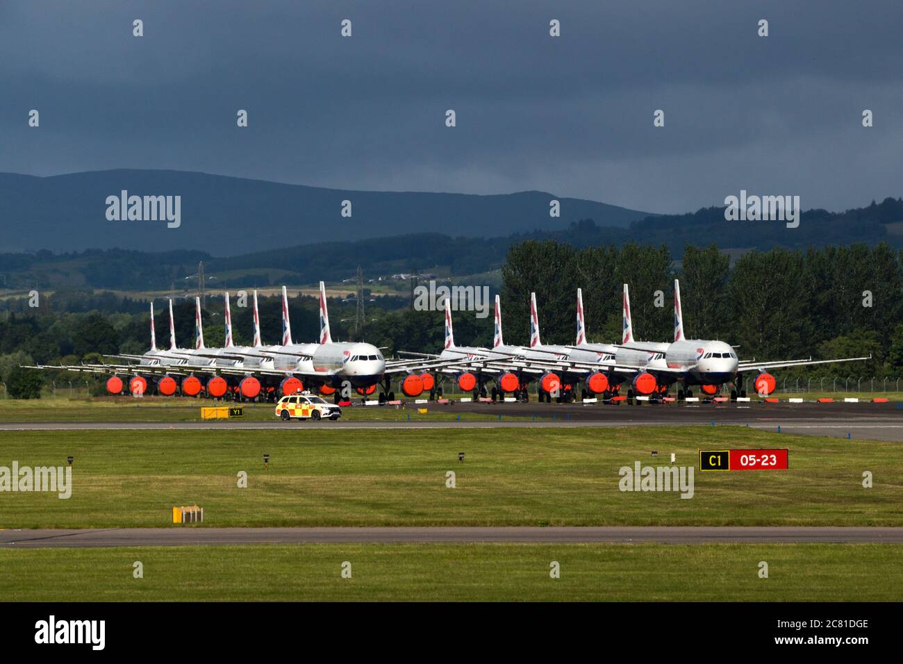 Glasgow, Écosse, Royaume-Uni. 20 juillet 2020 en photo : jets BA mis à la terre à l'aéroport de Glasgow. Depuis mars, tous les vols à l'entrée et à la sortie du Royaume-Uni ont été mis au point par terre. Le Royaume-Uni a été mis en quarantaine suite à une forte augmentation des cas de coronavirus en Europe. Le 6 juillet, de nombreux vols ont repris, bien que le Bureau du Commonwealth étranger ne recommande de voyager que lorsque cela était absolument nécessaire. Selon les nouvelles conditions actuellement rédigées entre la British Airline Pilots Association (BALPA) et British Airways, les capitaines et les premiers officiers placés dans la piscine resteront à moitié payés jusqu'à ce qu'ils soient nécessaires. Crédit : Colin Fisher/Alay Live News Banque D'Images