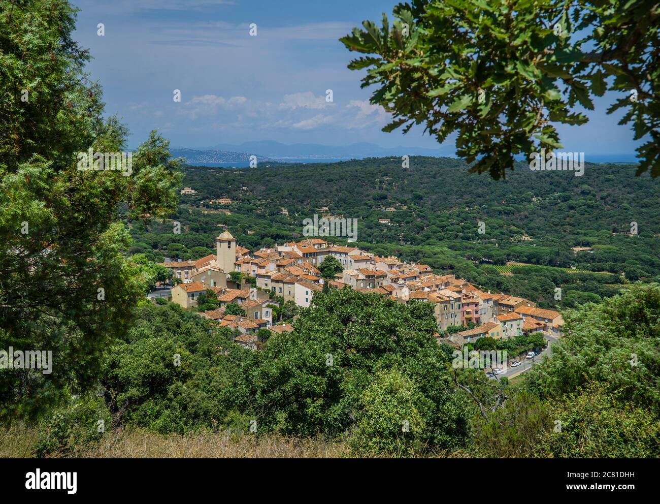 Vue sur le village médiéval de Ramatuelle, sur l'éperon de la colline de Paillais, dans le département du Var de la région Provence-Alpes-Côte d'Azur à Southée Banque D'Images