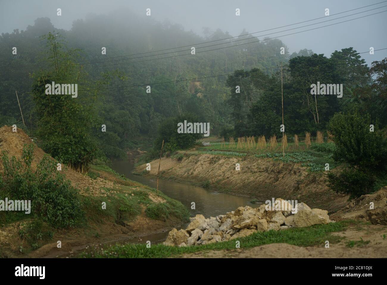 Des rochers ont amené des collines pour loner les rives du fleuve Sangu près de Bandarban, à Chitagong Hill Tracts, au Bangladesh. Ces régions reculées sont la patrie des principaux premiers citoyens du pays, des Chakma et d’autres. Banque D'Images