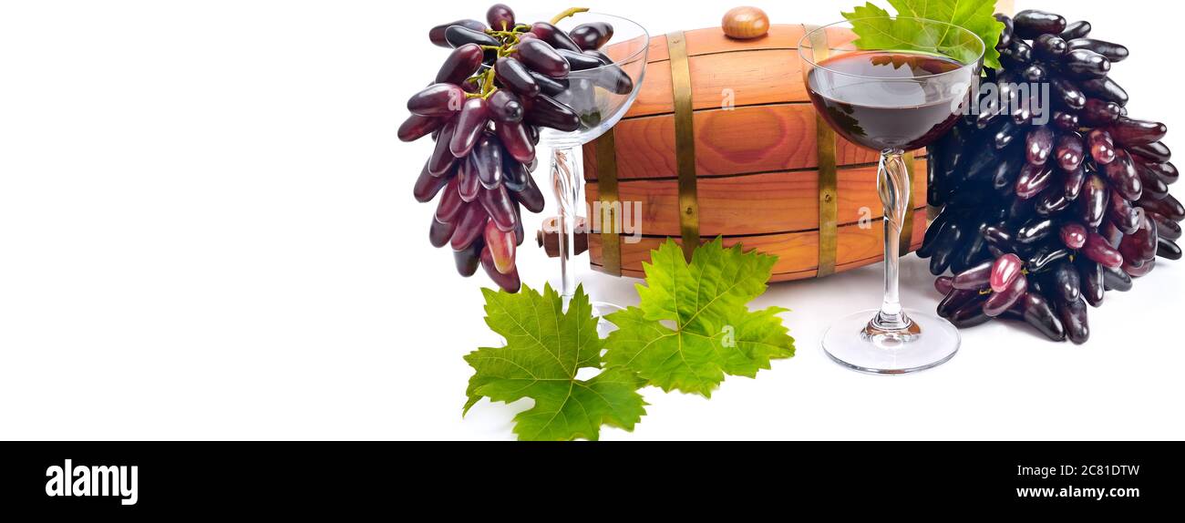 Tonneau, verres de vin et raisins mûrs isolés sur fond blanc. Photo large. Espace libre pour le texte. Banque D'Images