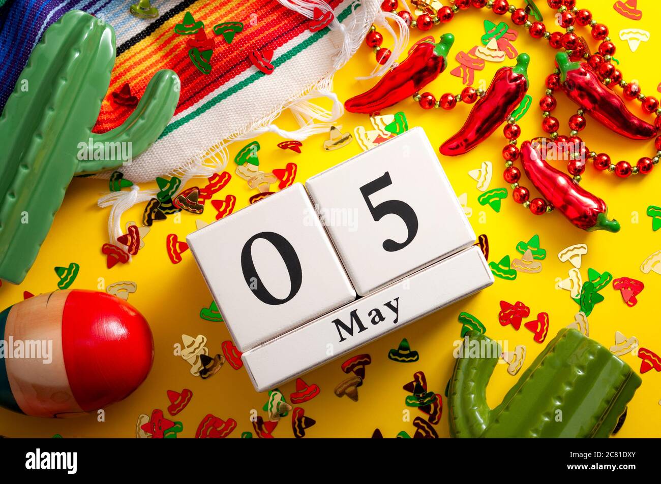 Fête mexicaine et concept de fête Cinco de Mayo avec calendrier fixé le 5 mai, collier de piment jalapeno, maracas, cactus et tapis traditionnel couverts Photo Stock - Alamy