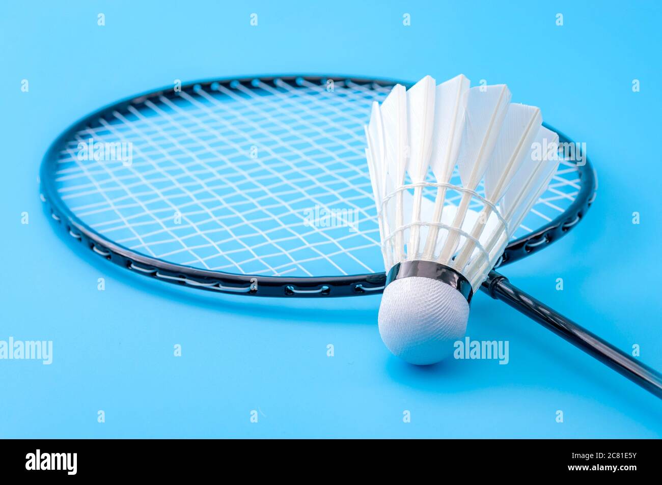 Sports de compétition et haute performance en tournoi match idée conceptuelle avec raquettes de badminton et shuttlecock (birdie) isolé sur le bac bleu de court Banque D'Images