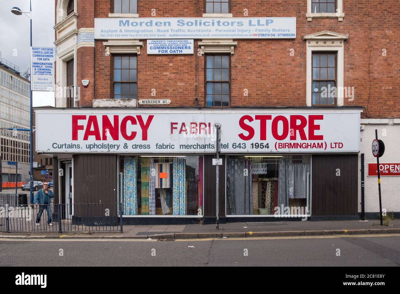 Boutique de tissus fantaisie vendant des rideaux, des tissus d'ameublement et des tissus d'habillage à Digbeth, Birmingham, Royaume-Uni Banque D'Images