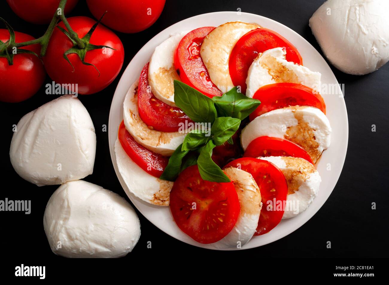 Cuisine méditerranéenne, plats végétariens frais et art culinaire italien avec salade Caprese à la mozzarella, tomates rraw et basilic le Banque D'Images