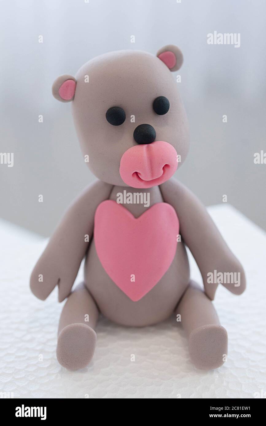 Ours En Peluche Avec Surmatelas A Coeur Rose Decoration Comestible Mignonne Faite De Pate De Sucre Coloree Ou De Glacage Fondant Pret A Placer Sur Un Gateau Photo Stock Alamy Ours En Peluche Avec Surmatelas A Coeur Rose Decoration Comestible Mignonne Faite De Pate De Sucre Coloree Ou De Glacage Fondant Pret A Placer Sur Un Gateau Photo Stock Alamy